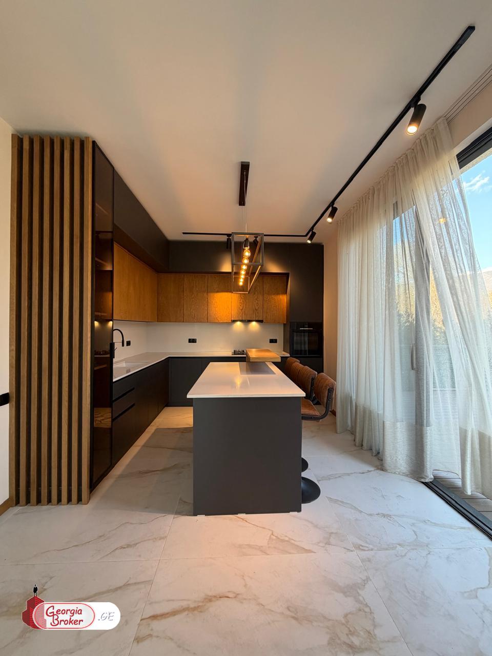 იყიდება ახალი გარემონტებული 7 ოთახიანი სახლი